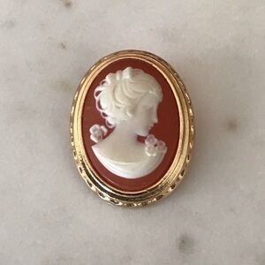 Resin Cameo Brooch Pendant with Gold Trim
